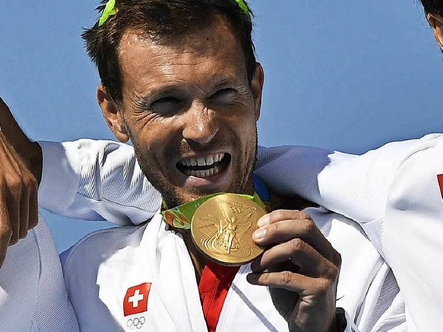Simon Niepmann mit seiner Goldmedaille  | Foto: AFP