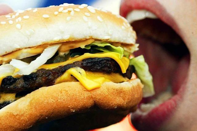 Fastfood kommt einen Mann teuer zu stehen