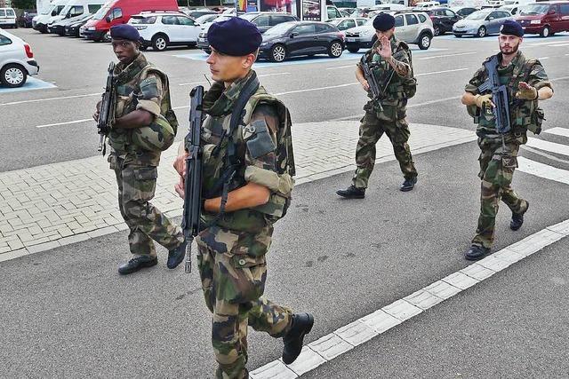 Soldaten sollen bei der Foire aux Vins fr Sicherheit sorgen