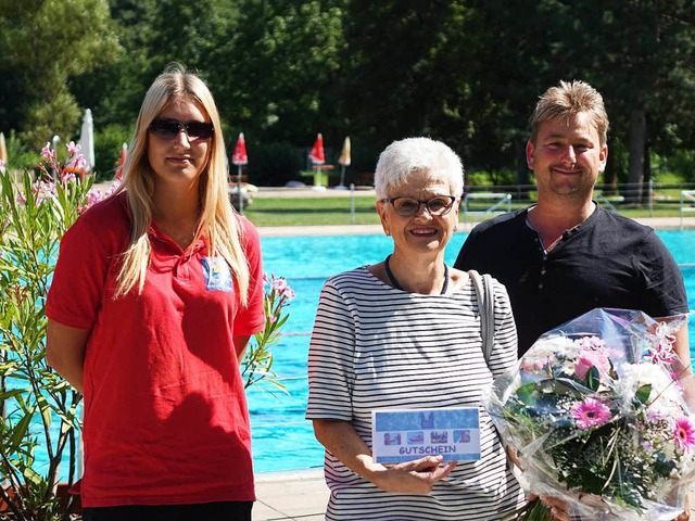 Zwischen Elena Neler (links) und Mat...0. Freibadbesucherin  Dorothea Roschig  | Foto: Hans-Jrgen Hege