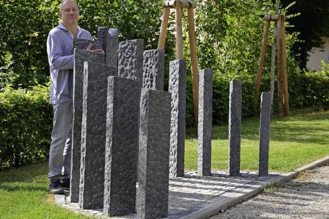 Bildhauer Ulrich Glatz schuf zwlf Stelen fr den Kappeler Friedhof