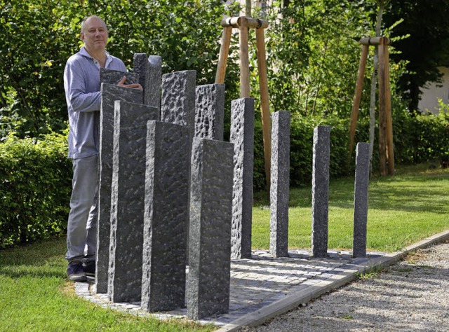 Der Bildhauer Ulrich Glatz und das von ihm entwickelte Arrangement der Stelen.   | Foto: Rita Eggstein