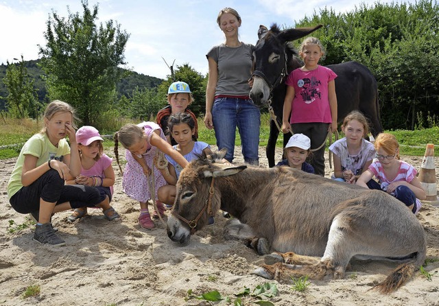 Neun Kinder aus Bollschweil mit den Es...rne) und Tlla von Felicitas Frdrich   | Foto: Jonas Hirt