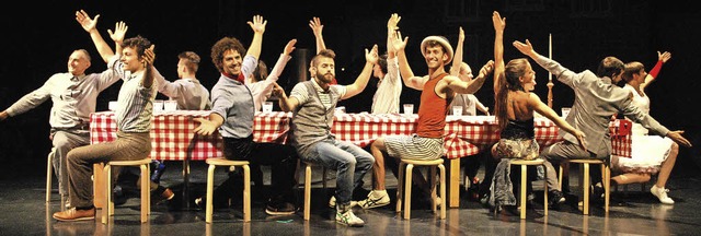 Mahlzeit: Das Ensemble des Circus Monti an der langen Tafel.   | Foto: Thomas Loisl Mink
