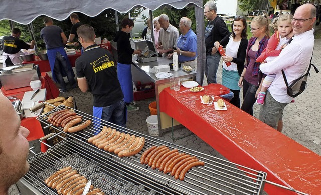 Gut vorgesorgt hatte der Gewerbeverein...afenhausen mit Speisen und Getrnken.   | Foto: Rudi Rest