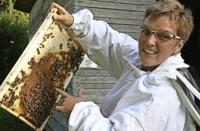 Krankenschwester Doris Hirt findet Aus...m stressigen Job bei der Bienenzucht.   | Foto: Hauger