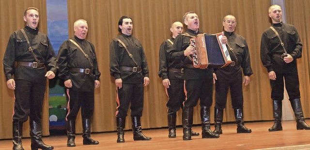 Maxim Kowalew Don Kosaken singen im Ku...rigent des Ensembles, Siarhei Malkin.   | Foto: Stefan Pichler