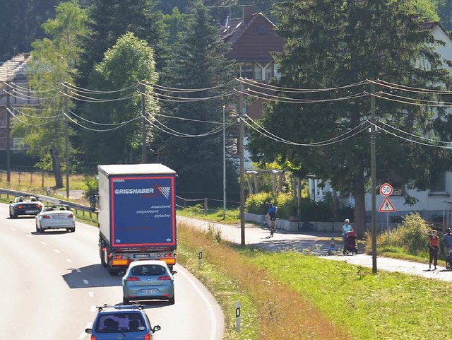 Ein Grnstreifen trennt den von Radler...Leitplanken beginnen bei den Husern.   | Foto: Sarah Beha