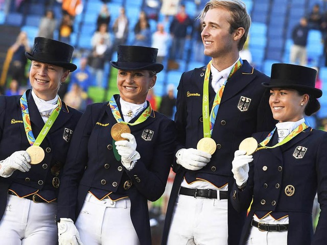 So sehen Sieger aus: Das deutsche Gold-Quartett.  | Foto: AFP