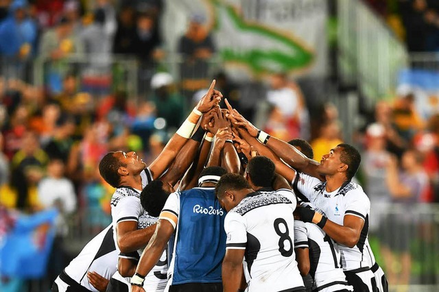 Die Finger zum Himmel: die Spieler der Fidschi beim Beschwren des Teamgeistes  | Foto: AFP