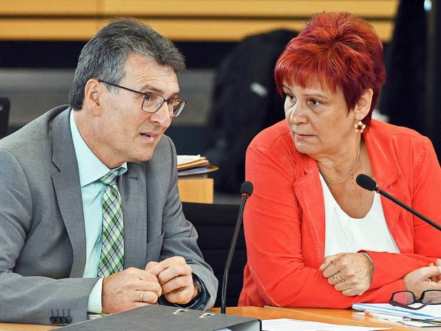 Mssen sich kritische Fragen gefallen ...nister  Lauinger (links) und Klaubert   | Foto: DPA