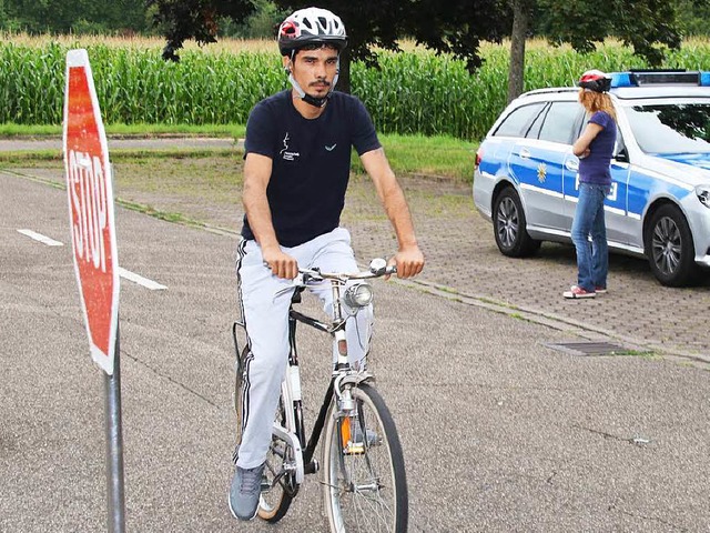 Mit Flchtlingen Fahrradfahren zu ben...streitigkeiten mglichst zu vermeiden.  | Foto: Roland Spether