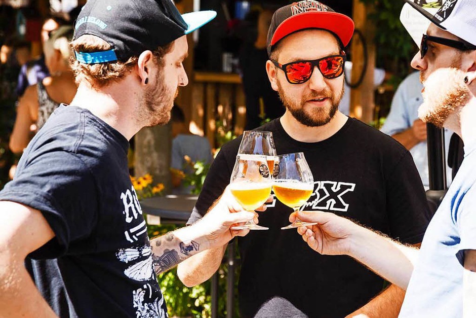 Bei Super-Sommerwetter ließen sich die Besucher des Craftivals von handgemachten Bieren erfrischen. (Foto: Jannis Grosse) Bei Super-Sommerwetter ließen sich die Besucher des Craftivals von handgemachten Bieren erfrischen. (Foto: Jannis Grosse)