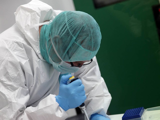Kriminaltechniker werden sich um die Identifizierung des Leichnams kmmern.  | Foto: AFP