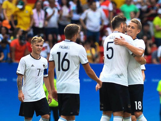 Die deutschen Spieler beglckwnschten sich, zu ihrem Einzug ins Halbfinale.  | Foto: dpa