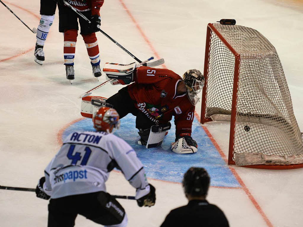 Volles Programm in der Franz-Siegel-Halle: Der EHC Freiburg bestreitet ein Testspiel gegen die Schwenninger Wild Wings und feiert mit den Fans ein groes Stadionfest.