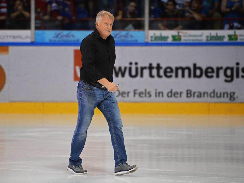 Volles Programm in der Franz-Siegel-Halle: Der EHC Freiburg bestreitet ein Testspiel gegen die Schwenninger Wild Wings und feiert mit den Fans ein groes Stadionfest.