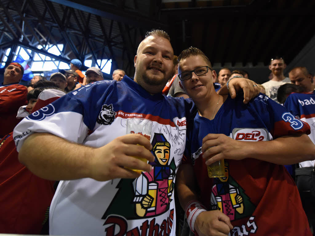 Volles Programm in der Franz-Siegel-Halle: Der EHC Freiburg bestreitet ein Testspiel gegen die Schwenninger Wild Wings und feiert mit den Fans ein groes Stadionfest.