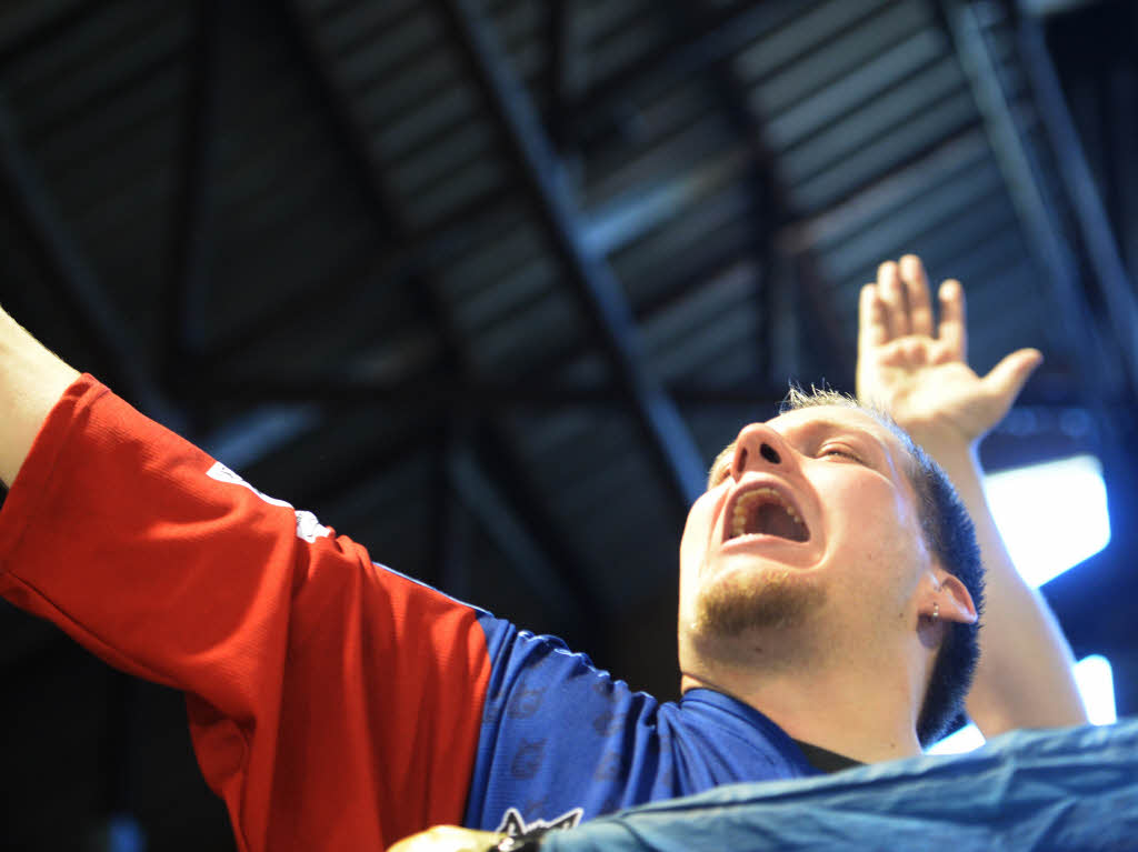 Volles Programm in der Franz-Siegel-Halle: Der EHC Freiburg bestreitet ein Testspiel gegen die Schwenninger Wild Wings und feiert mit den Fans ein groes Stadionfest.