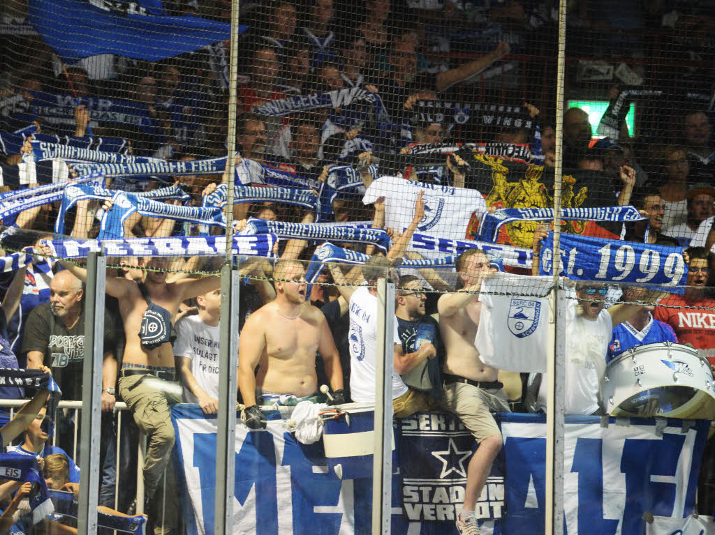 Volles Programm in der Franz-Siegel-Halle: Der EHC Freiburg bestreitet ein Testspiel gegen die Schwenninger Wild Wings und feiert mit den Fans ein groes Stadionfest.