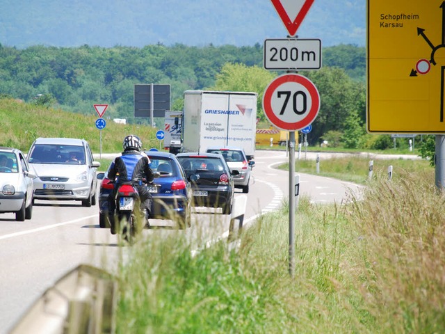 An einem Kreisverkehr in Rheinfelden i...spur mit seiner Maschine ausgerutscht.  | Foto: Ralf Staub