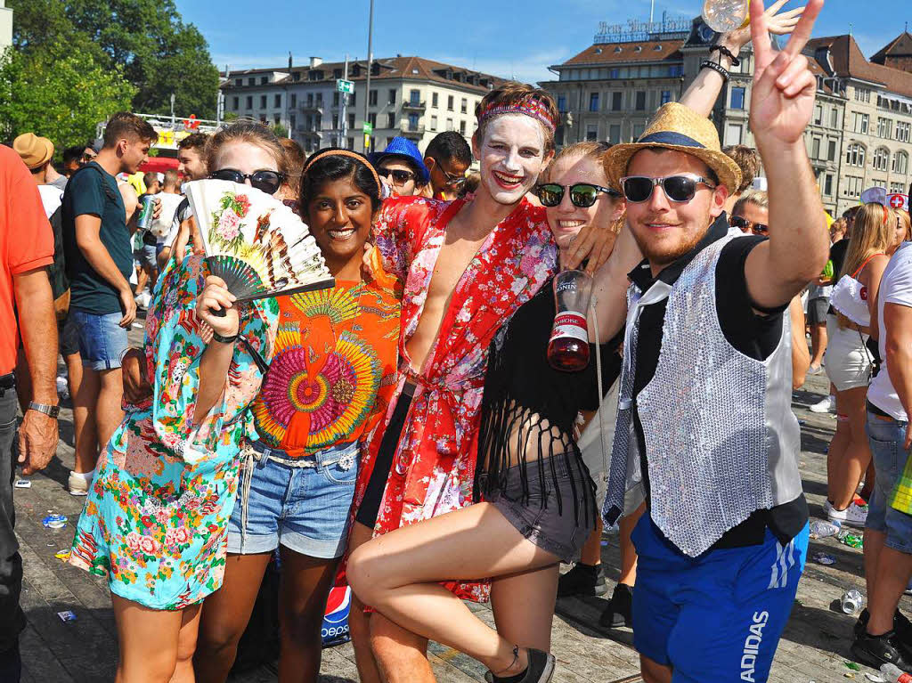 900.000 Raver feierten auf der 25. Street Parade in Zrich bei wunderbarem Wetter.