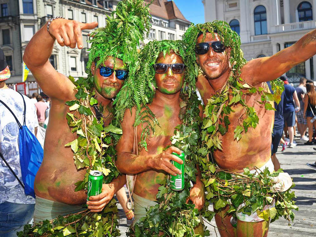 900.000 Raver feierten auf der 25. Street Parade in Zrich bei wunderbarem Wetter.