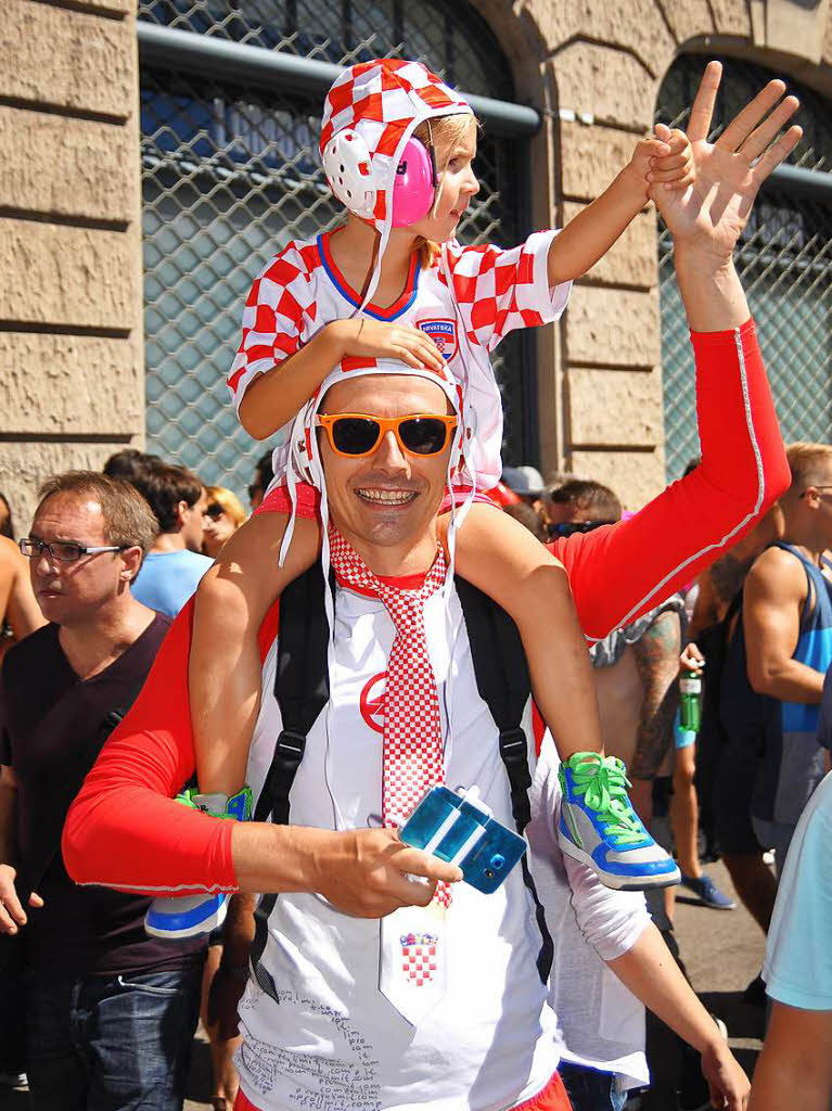 900.000 Raver feierten auf der 25. Street Parade in Zrich bei wunderbarem Wetter.