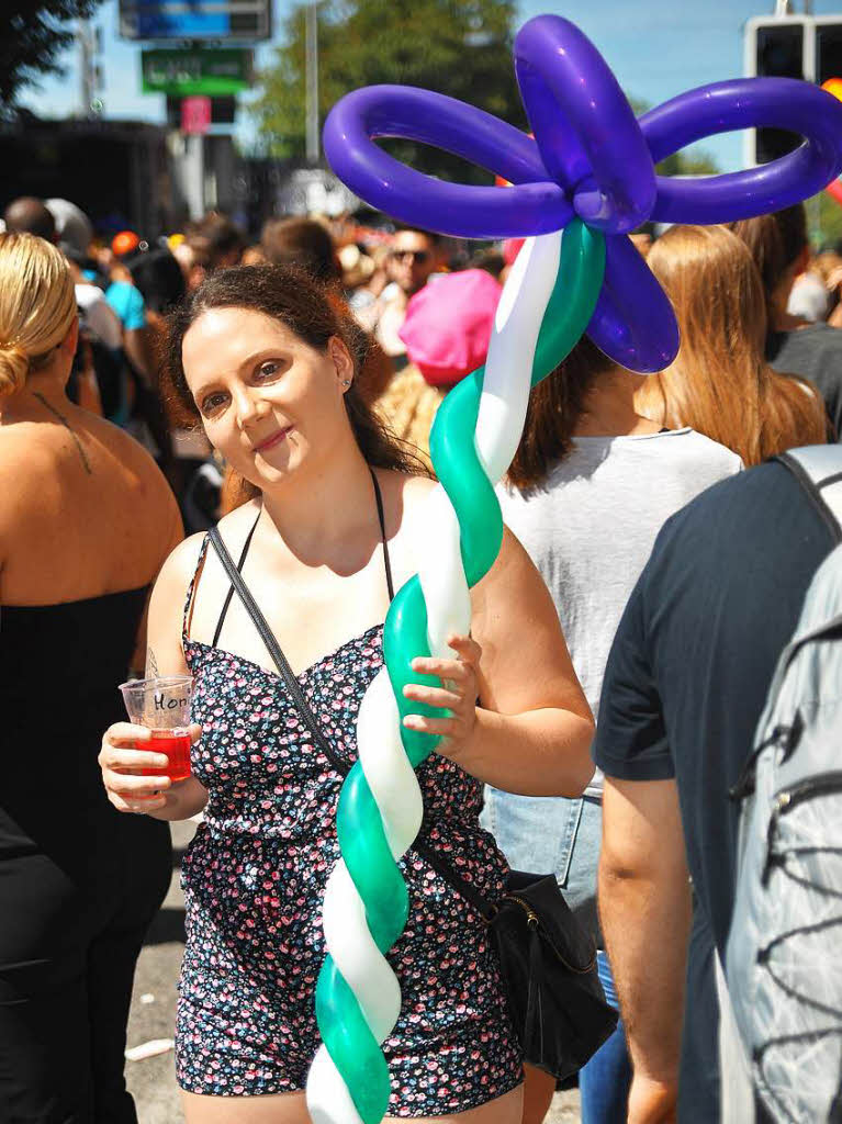 900.000 Raver feierten auf der 25. Street Parade in Zrich bei wunderbarem Wetter.