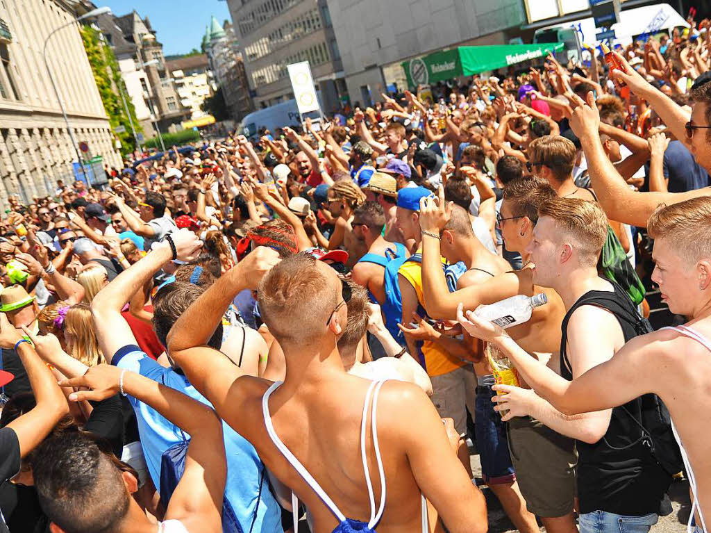 900.000 Raver feierten auf der 25. Street Parade in Zrich bei wunderbarem Wetter.