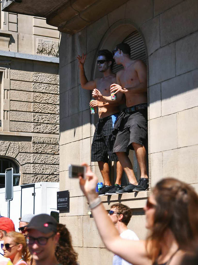 900.000 Raver feierten auf der 25. Street Parade in Zrich bei wunderbarem Wetter.