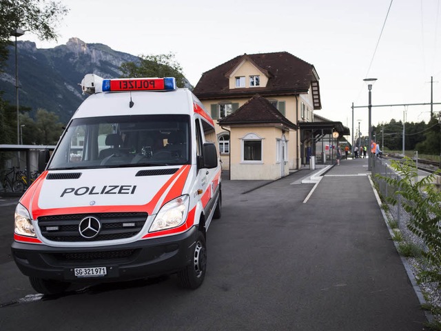 Die Polizei hat inzwischen das Haus de...cht. Dieser erlag seinen Verletzungen.  | Foto: dpa