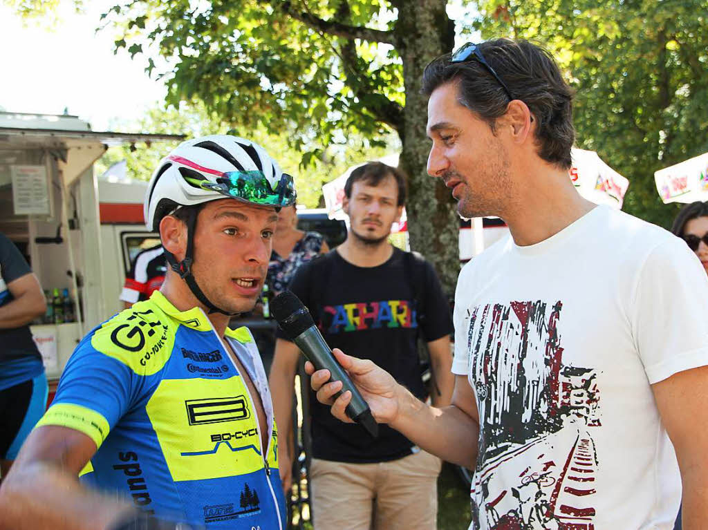 Moderator Jens Wischnewski (rechts) befragt den Tagessieger der vierten Etappe, den Deutschen Vize-Montainbikemeister, Sascha Weber. Moderator Jens Wischnewski (rechts) befragt den Tagessieger der vierten Etappe, den Deutschen Vize-Montainbikemeister, Sascha Weber.