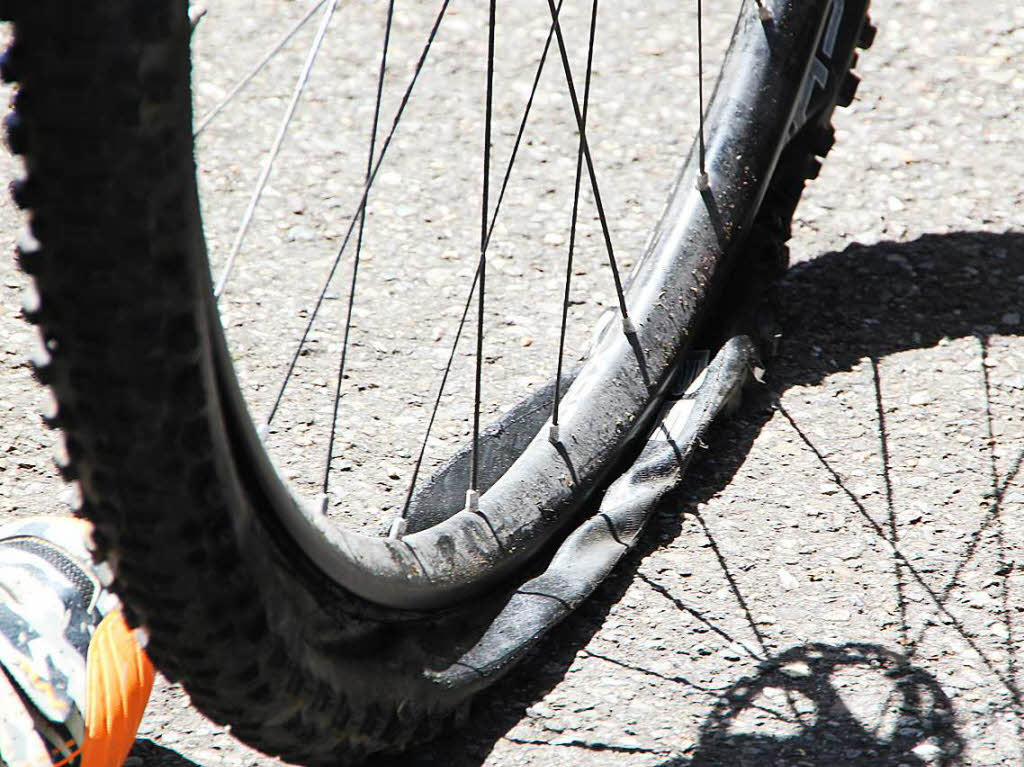 Auch ein Plattfuß gehört zur Tour. Doch kam es bei der gesamten Tour zu keinen schweren Verletzungen. Auch ein Plattfuß gehört zur Tour. Doch kam es bei der gesamten Tour zu keinen schweren Verletzungen.