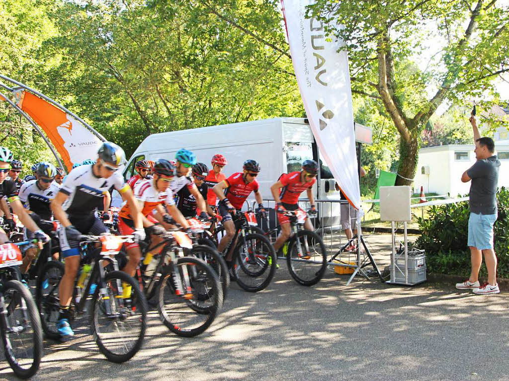 Kurz vor dem Start der Vaude Trans sammelten sich die Fahrer vor dem Absperrband und konzentrierten sich auf die letzte Etappe der Tour auf den Feldberg. Kurz vor dem Start der Vaude Trans sammelten sich die Fahrer vor dem Absperrband und konzentrierten sich auf die letzte Etappe der Tour auf den Feldberg.