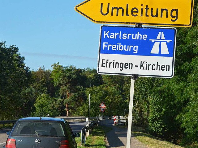 Von Egringen aus geht es nun eine Woch...r ber die B 3 nach Efringen-Kirchen.   | Foto: Langelott