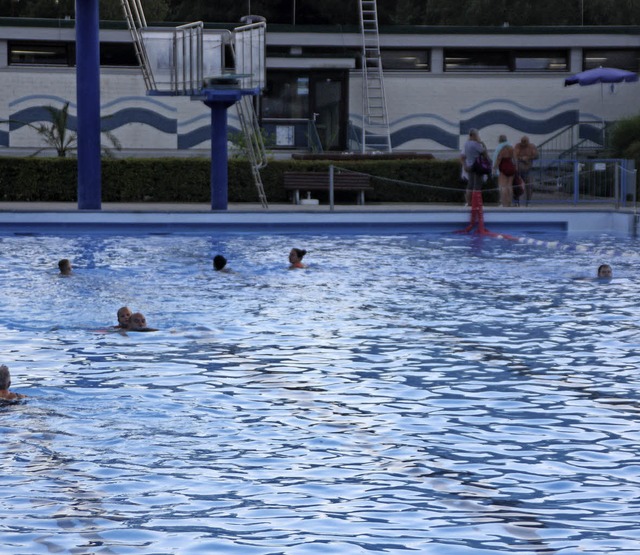 Schwimmen macht auch abends und nachts Spa.   | Foto: Leutenecker