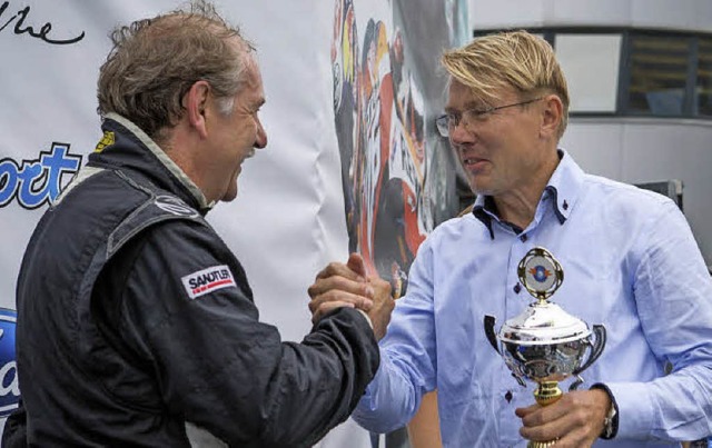 Mika Hkkinen  gratuliert Hans Laub zu...Platz beim Formel-1-Rennen in  Assen.   | Foto: ZVG