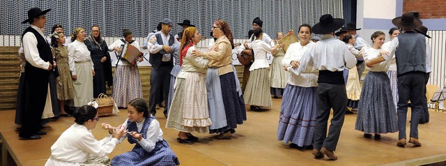 Die Gste aus Portugal demonstrieren, ... ihrer Heimat ein Fest gefeiert wird.   | Foto: Wolfgang Knstle