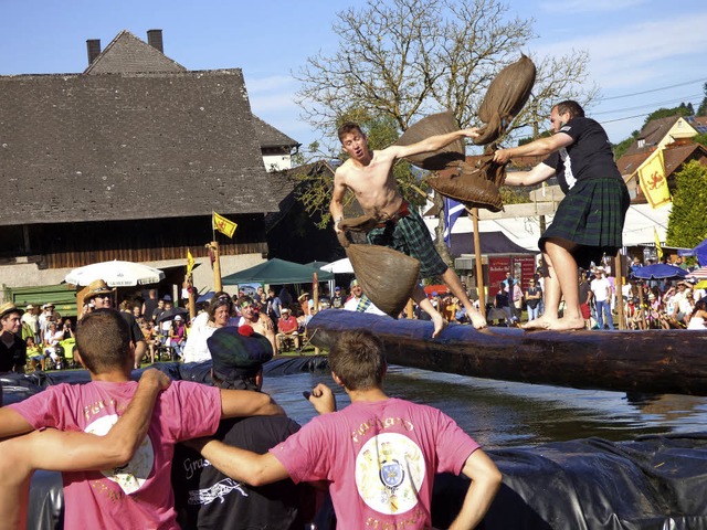 Pure Gaudi: Wenn sich Highlander mit nassen Scken verklopfen  | Foto: Frank Leonhardt