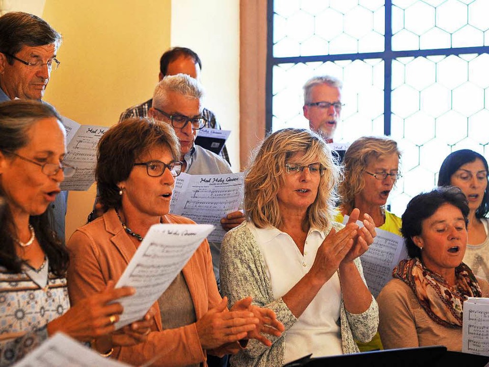 Der Kirchenchor gestaltete den Festgottesdienst mit.  | Foto: Wolfgang Scheu