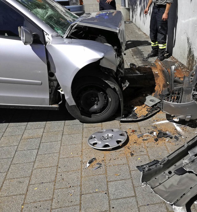 Frontal gegen die Wand: Der Fahrer des Wagens wurde schwer verletzt.  | Foto: Olaf Thor