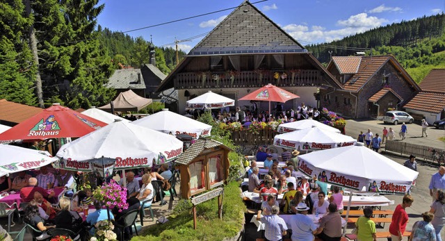 Schon zum Frhschoppen war der Festpla...gerade zu Besuch im Schwarzwald sind.   | Foto: Evamarie Kurfess