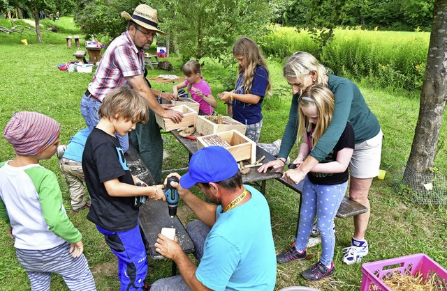 Ein Dutzend Kinder bastelten mindesten...eliebten, aber ntzlichen   Lebewesen.  | Foto: Dieter Erggelet