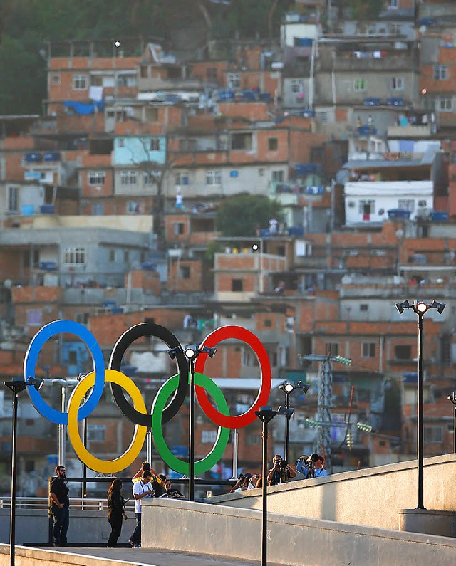 Die Olympischen Ringe ber einer Favela von Rio de Janeiro   | Foto: <BZ-FotoAnlauf>Afp</BZ-FotoAnlauf>