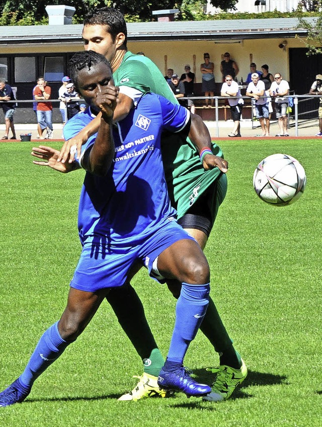 Robust: Der Neustdter Sam Samma erzie...1:2 fr den Verbandsliga-Aufsteiger.    | Foto: bernd seger