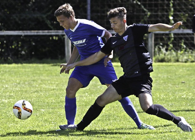 Kaum ein Unterschied zwischen Aufsteig...Zweikampf mit dem Weiler Tolga Odabas   | Foto: Benedikt Hecht