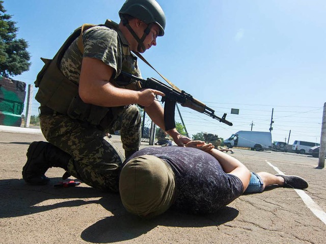 Dies ist bisher nur Training: Ukrainis...nzbergnger in der Nhe von Mariupol.  | Foto: dpa