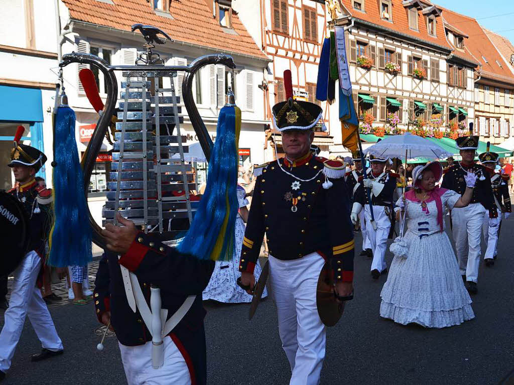 Die Historische Brgerwehr Waldkirch fhrt den Blumenkorso an.