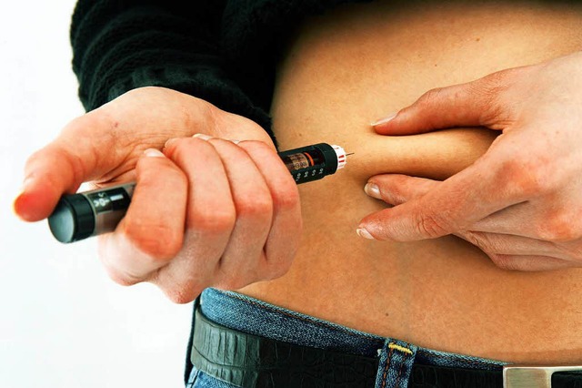Sieht aus wie ein Stift, ist aber eine Insulinspritze.   | Foto: dpa